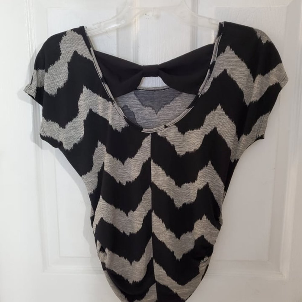Black & Gray chevron top with bow in back